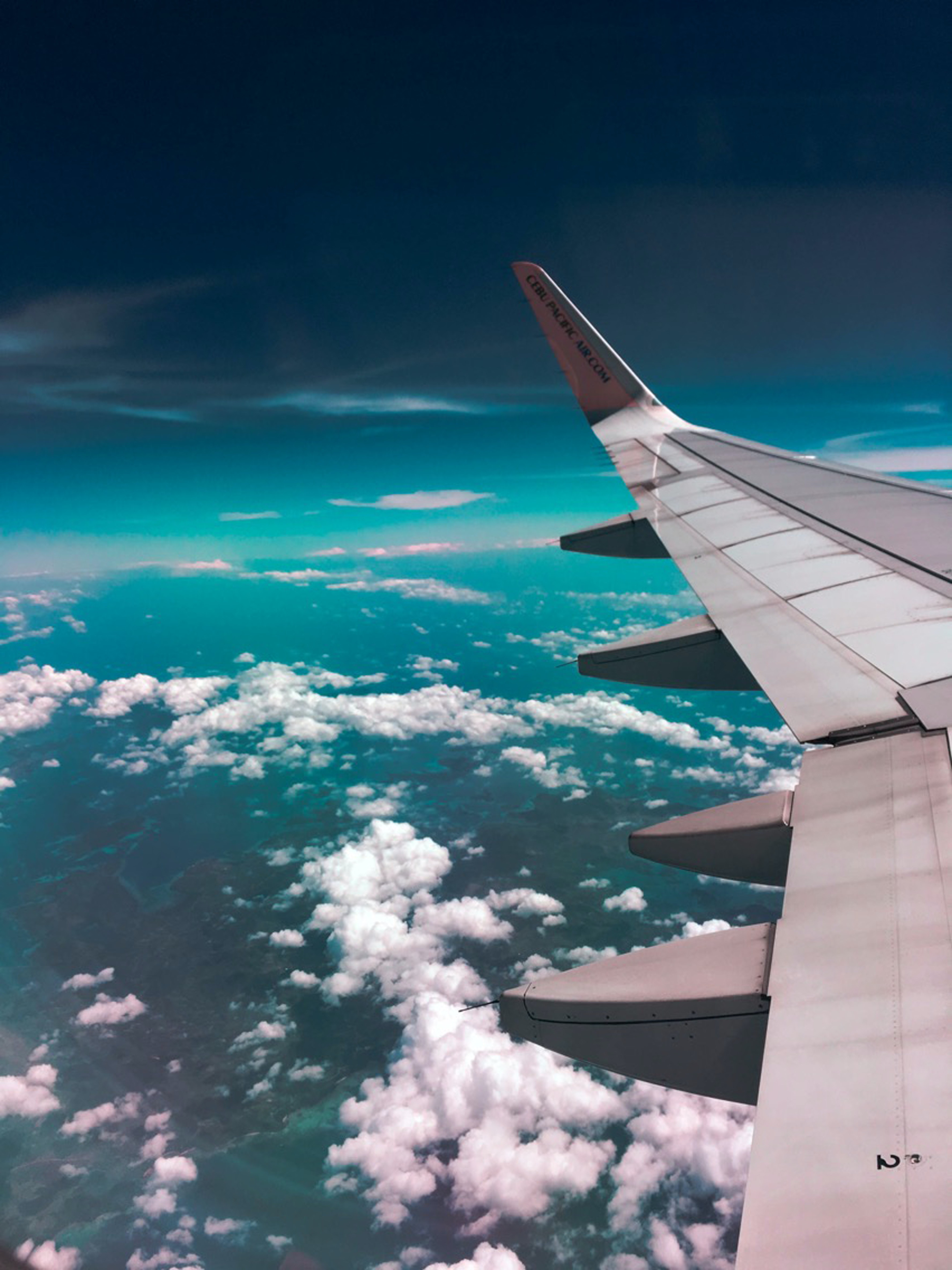 airplane-flying-overseas